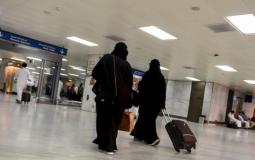 مواطنات سعوديات في المطار
