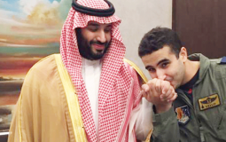 الأمير خالد بن سلمان يقبل يد أخيه الأمير محمد - ارشيفية -