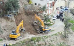 قوات الحتلال تستولي على حجارة أثرية شمال الخليل
