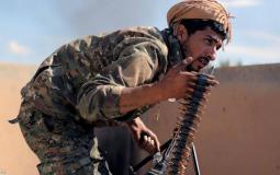 مقاتل من قوات سوريا الديمقراطية يشارك في معركة الباغوز