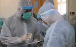 طاقم طبي يجرى فحص فيروس كورونا في فلسطين