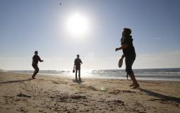 مجموعة من الشباب بالقرب من بحر غزة