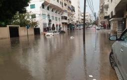مياه الأمطار تتسبب بغرق أحد الشوارع وسط مدينة غزة