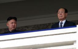 رئيس كوريا الشمالية كيم يونغ نام وعلى يمينه زعيمها