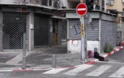 جوانيت مغلقة ورجل نائم في أحد شوارع تل أبيب، 11 نيسان/أبريل الحالي 
