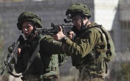 قوات الاحتلال تطلق النار على الفلسطينيين