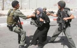 جنود الاحتلال يعتقلون فلسطينية في أحد شوارع الضفة الغربية