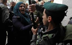 جندي إسرائيلي يعتدي على إمرأة فلسطينية