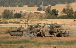 جرافات عسكرية اسرائيلية تضع آسلاك شائكة على حدود غزة