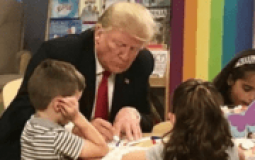 الرئيس الأمريكي دونالد ترامب  مع مجموعة  أطفال