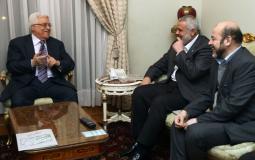 الرئيس محمود عباس خلال اجتماع مع رئيس المكتب السياسي لحركة حماس اسماعيل هنية والقيادي موسى أبو مرزوق- أرشيفية
