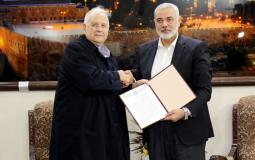 رئيس المكتب السياسي لحركة حماس إسماعيل هنية يسلم لجنة الانتخابات الرد المكتوب