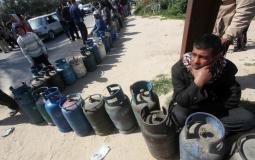مواطن ينتظر تعبئة اسطوانة الغاز -ارشيف-