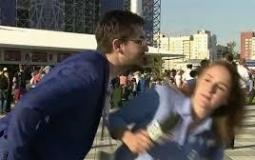 مراسلة كأس العالم توبخ رجل حاول تقبيلها 
