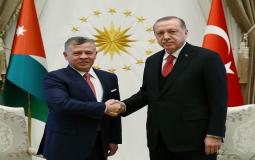 الرئيس التركي رجب طيب أردوغان مع العاهل الاردني الملك عبدالله الثاني .