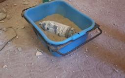 هندسة المتفجرات تتعامل قذيفة لم تنفجر من مخلفات القصف الإسرائيلي