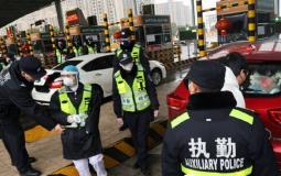 مواطنون صينييون بجانب الشرطة الصينية 