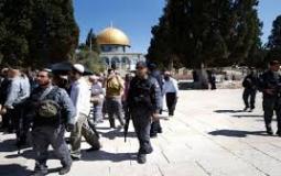 جنود الاحتلال يعتدون على المصلين داخل المسجد الأقصى