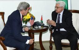 الرئيس عباس خلال اجتماع سابق مع جون كيري في رام الله