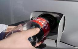 تجربة غريبة لاستبدال البنزين بالكوكا كولا في خزان وقود سيارة