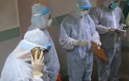 أطباء يأخذون عينات فيروس كورونا في غزة