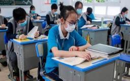 طلاب ووهان في مقاعدهم المدرسية