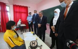 خلال تفقد رئيس الوزراء الفلسطيني محمد اشتية لامتحانات الثانوية العامة 