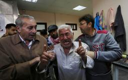 فلسطيني يبكي بعد استشهاد نجله بقصف اسرائيلي شمال غزة