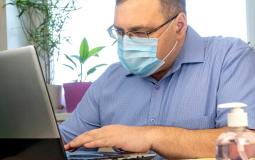 32 ألف دولار إكراميات لموظف بسبب كمامة !