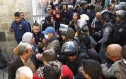 الاحتلال يقمع تظاهرة منددة بقتل الشاب "الحلاق" في القدس