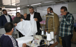 وزارة الصحة تشيد بتصنيع الكمامات والملابس الواقية في غزة