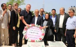 الشعبية في غزة تضع أكاليل من الزهور على أضرحة الشهداء 