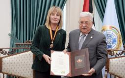  الرئيس محمود عباس يقلد ممثلة مملكة النرويج لدى فلسطين هيلدا هرالدستاد نجمة الصداقة