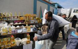 لاجئي فلسطيني يتسلم مساعدات غذائية من أحد مراكز الاونروا في جباليا