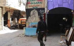 مقاتل مؤيد للنظام السوري في مخيم اليرموك (أرشيف)
