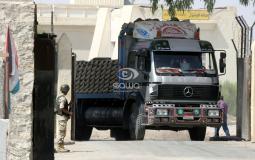 شاحنة تحمل الاسمنت المصري في طريقها الى غزة