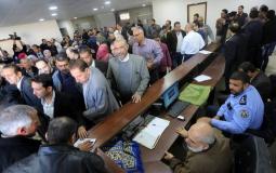 موظفو السلطة الفلسطينية يحتشدون في مقر الوزارات الحكومية عقب قرار الحكومة