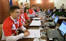 الحكومة الكرواتية تجتمع بقميص المنتخب عقب التأهل لنهائي مونديال روسيا كأس العالم