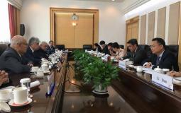 أحمد مجدلاني و نبيل شعث  يطلعان وزير الخارجية الصيني على آخر التطورات  