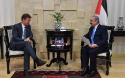  رئيس الوزراء محمد اشتية خلال لقائه ممثل الاتحاد الأوروبي الجديد لدى فلسطين