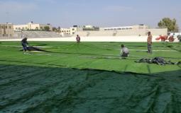 فرش العشب الصناعي في ملعب الشهيد أبو عمار