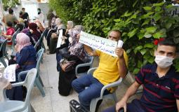 موظفون يحتجون على قرار الأونروا بعدم تمديد عقودهم في غزة