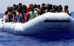 مهاجرون على متن أحد القوارب - توضيحية