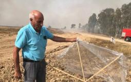 عضو الكنيست الإسرئيلي حاييم يلين يمسك طائرة ورقية أطلقت من غزة