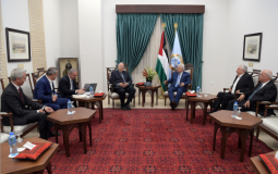 حنا ناصر يطلع الرئيس عباس على نتائج اجتماعاته في غزة