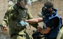 قوات الاحتلال تعتدي على أحد الصحفيين - أرشيفية