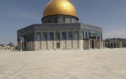 بكاء أحد المصلين بعد اغلاق المسجد الأقصى اليوم