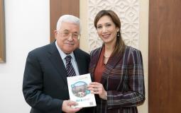 الرئيس عباس يتسلم كتاب القدس الاحصائي السنوي لعام 2018