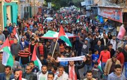 الآلاف ينتفضون بغزة رفضًا للحصار والانقسام والأوضاع الكارثية