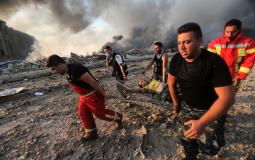 مسعفون ينقلون ضحايا انفجار بيروت